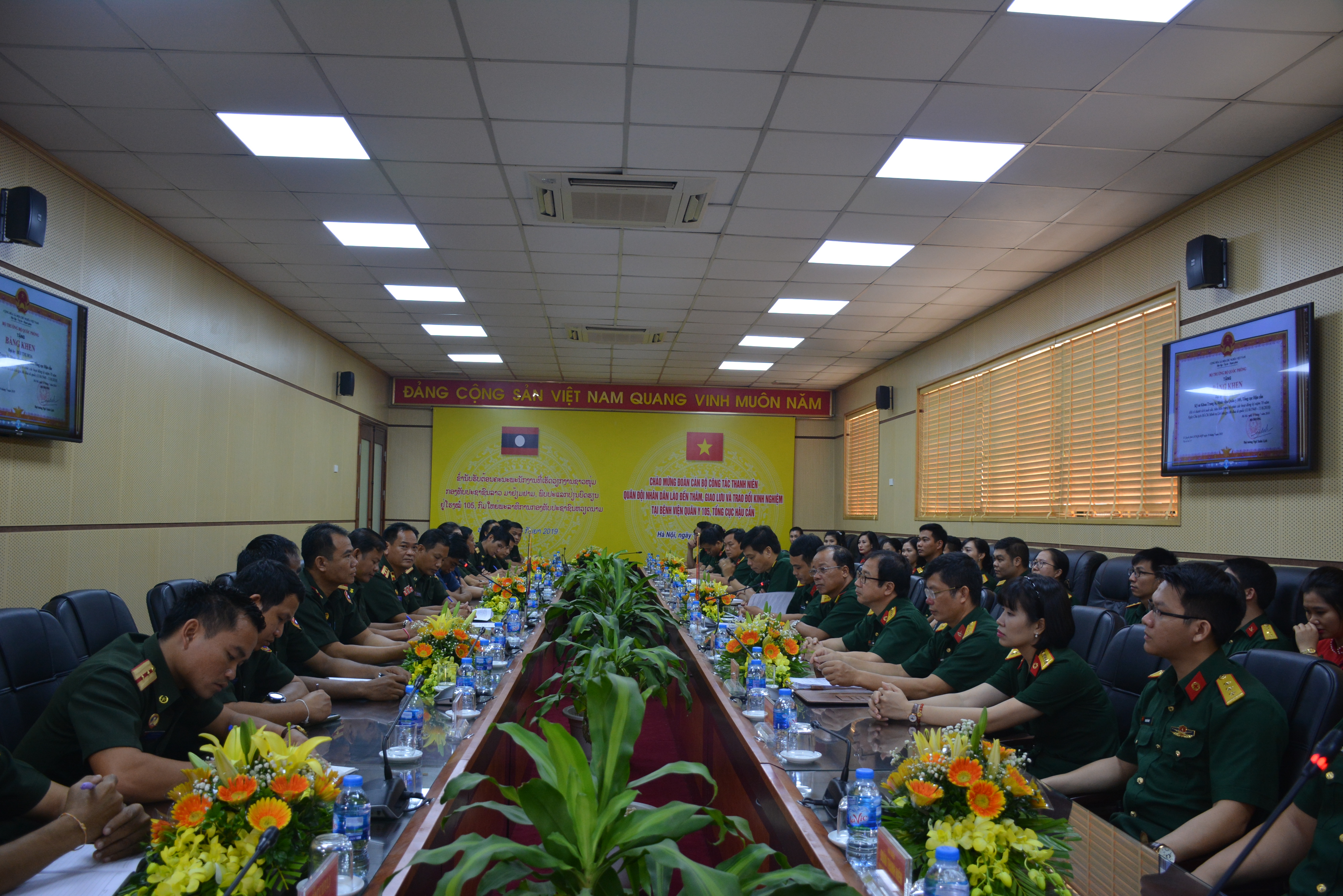 Tọa đàm, trao đổi kinh nghiệm với Đoàn cán bộ công tác thanh niên Quân đội nhân dân Lào